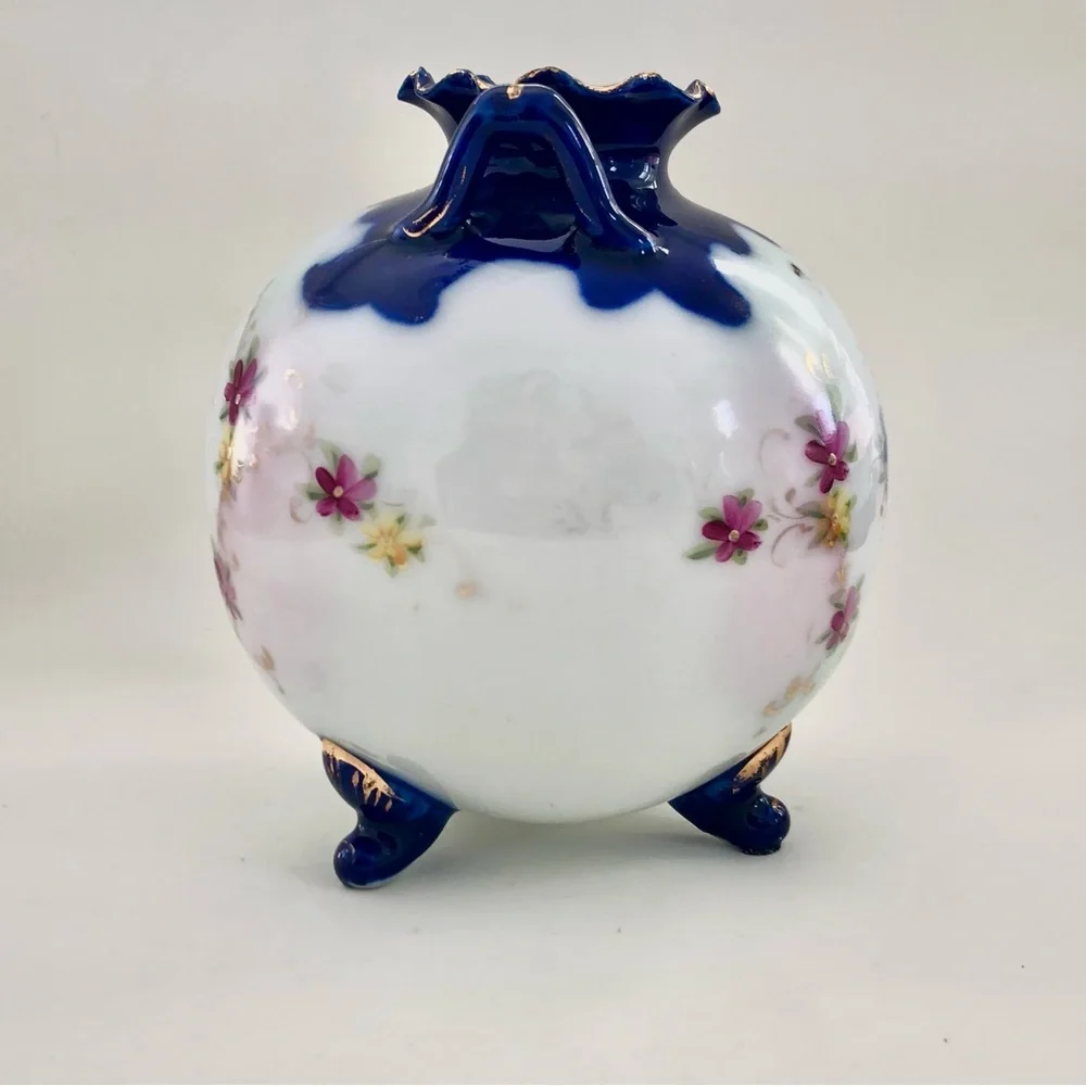 Vintage Round Bud Vase Pot 4" Porcelain Unmarked 3 legs Blue White Floral - Picture 2 of 16